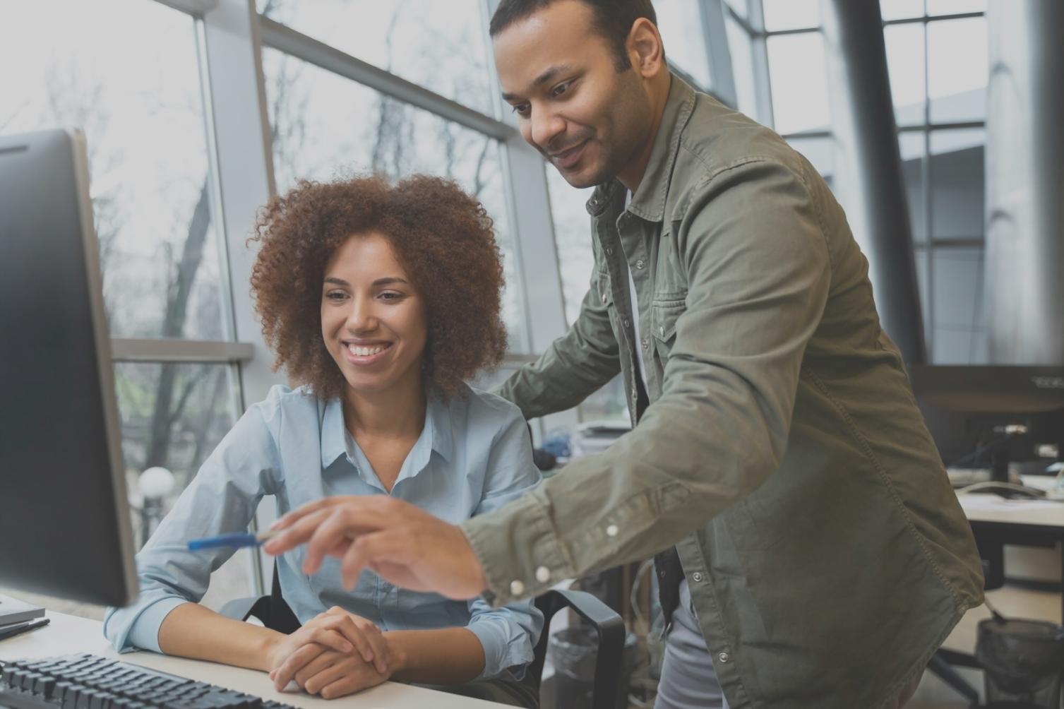 Studente che utilizza la piattaforma digitale del corso