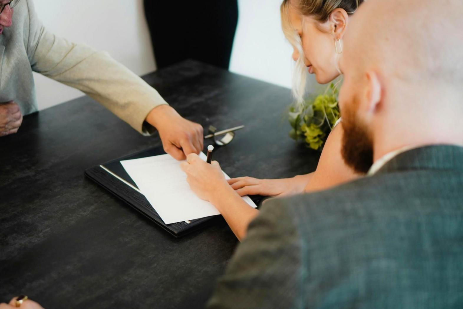 Team di professionisti che collabora attivamente durante una sessione di coaching organizzativo, dimostrando i principi della psicologia del lavoro applicata