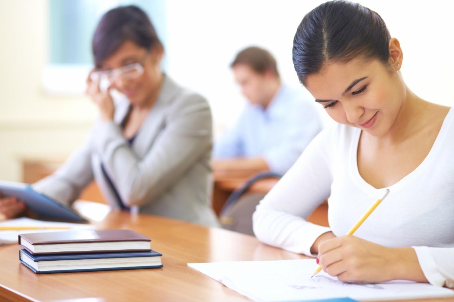 Setup di studio ottimale con computer e materiali di lavoro