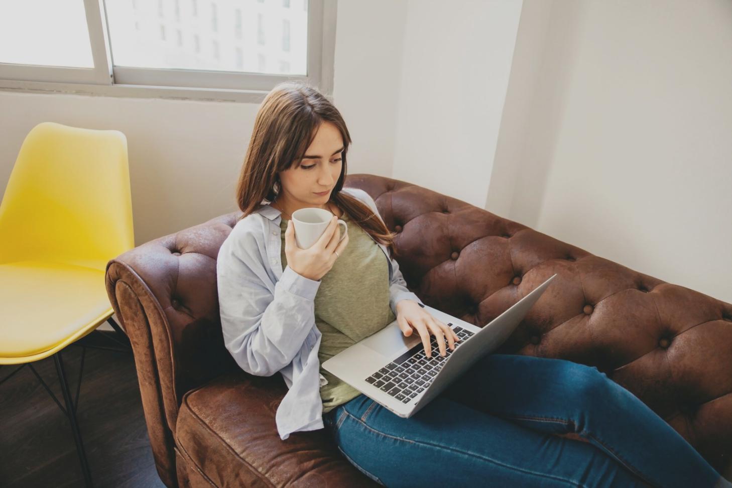 Ambiente di lavoro moderno con strumenti digitali per la formazione